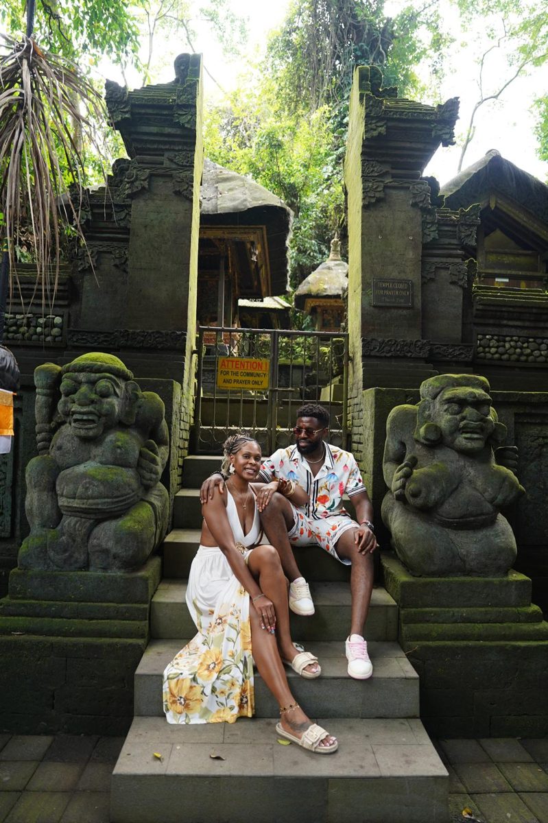 The couple on temple steps between stone guardians